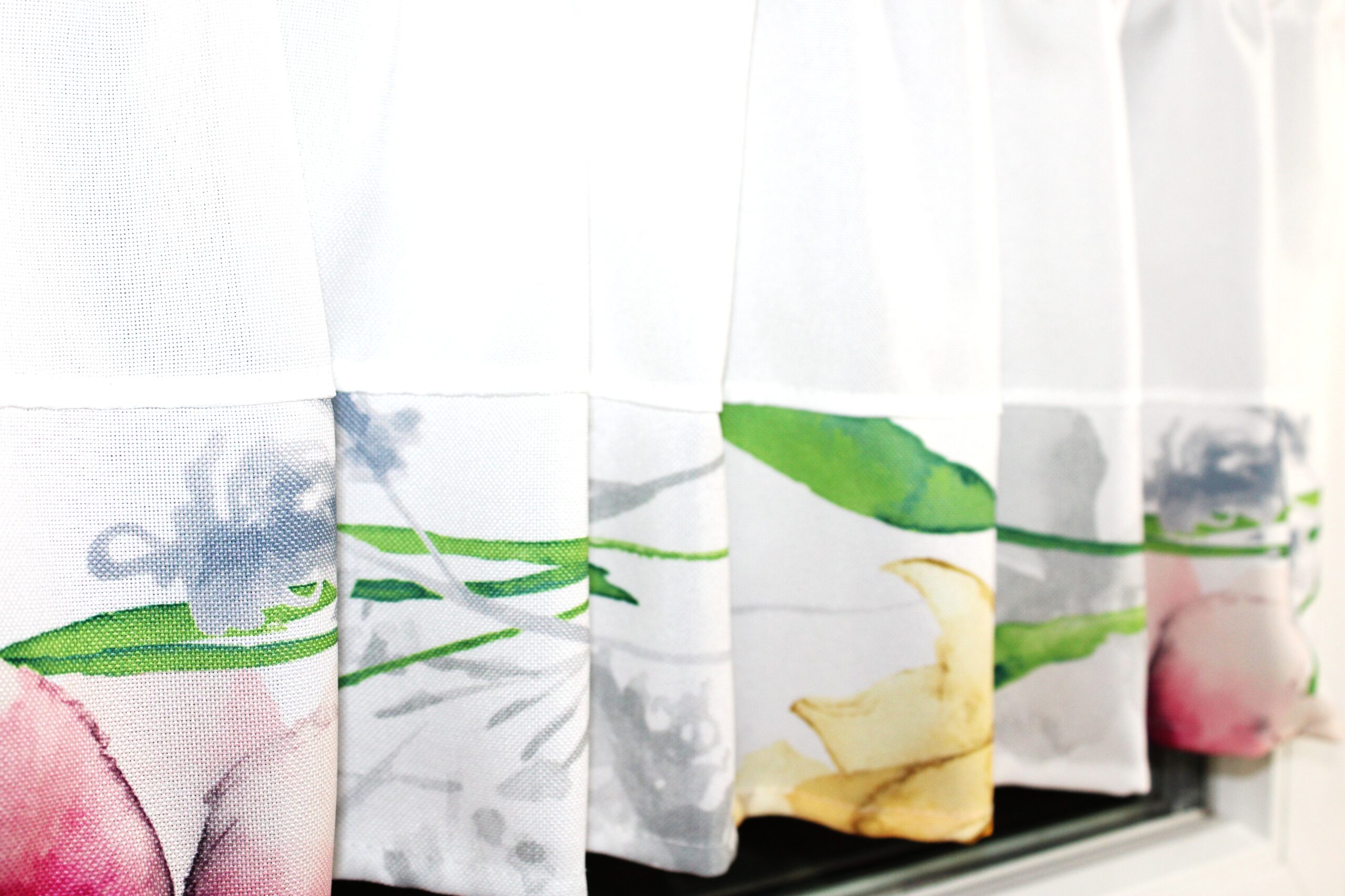 Zazdrostka dekoracyjna biała w piękne żonkile