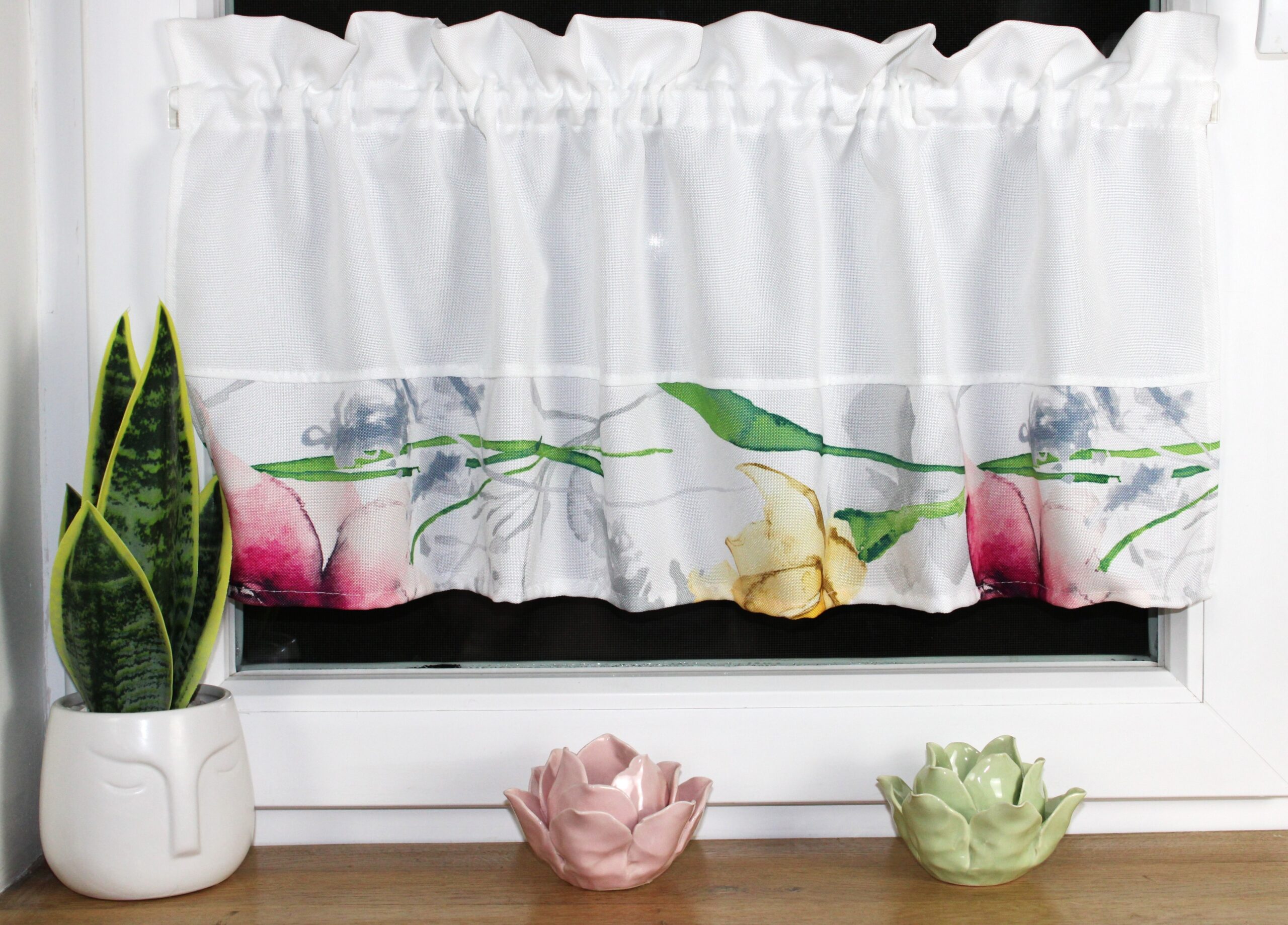 Zazdrostka dekoracyjna biała w piękne żonkile