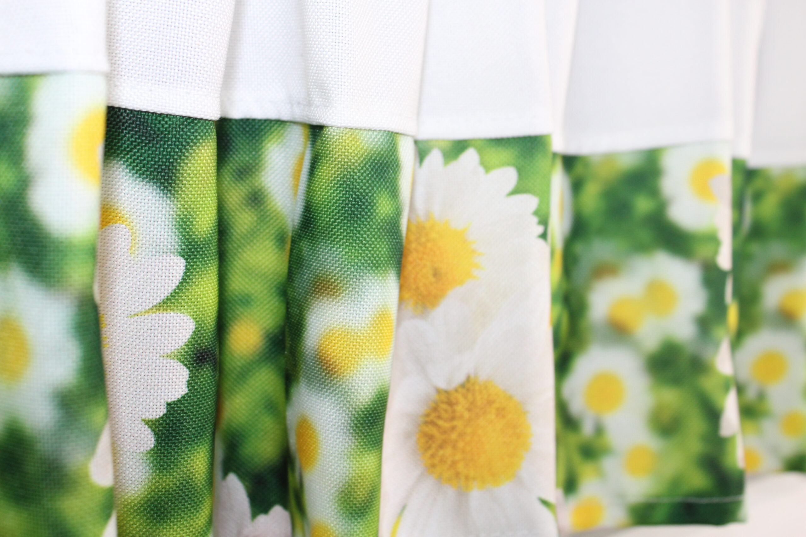 Zazdrostka dekoracyjna biała w stokrotki