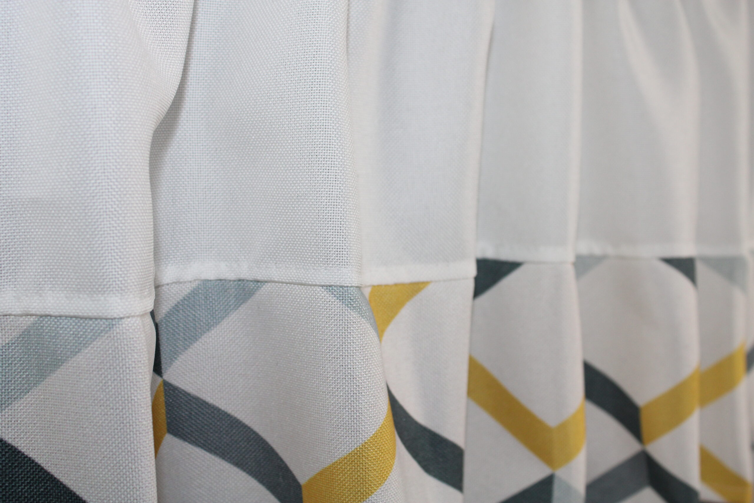 Zazdrostka dekoracyjna biała wzór geometryczny szaro-żółty