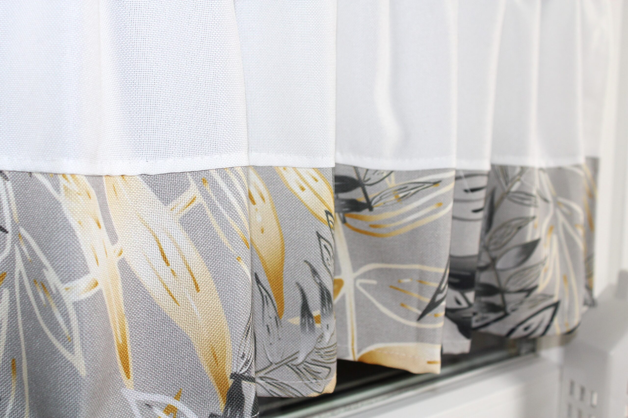 Zazdrostka dekoracyjna w szaro-złote gałązki