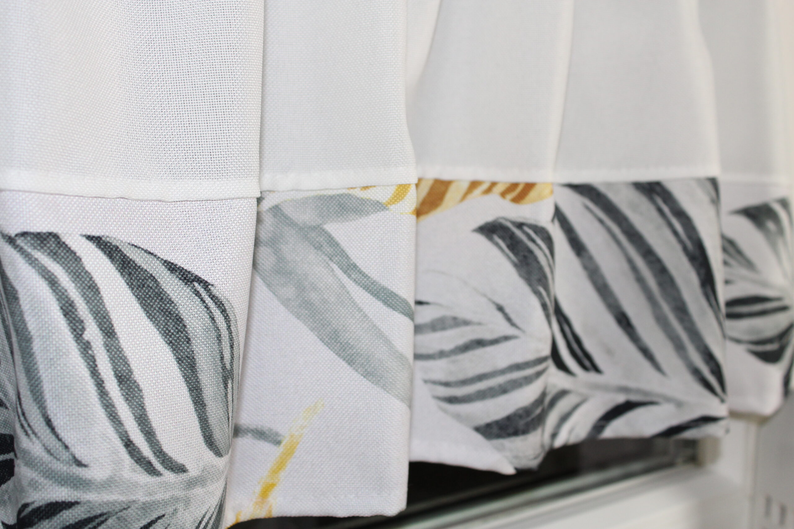 Zazdrostka dekoracyjna biała w szaro-złote liście