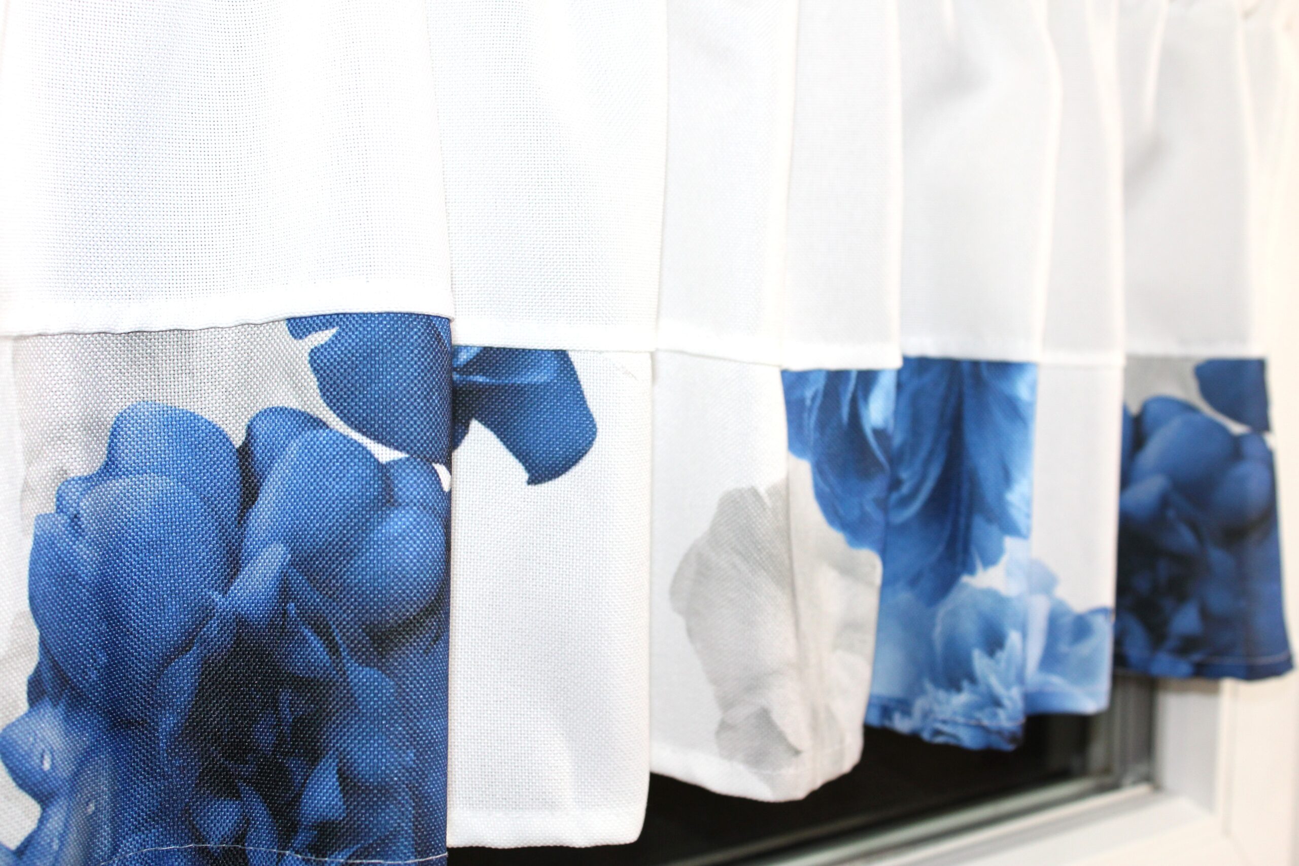 Zazdrostka dekoracyjna biała w niebieskie szare róże