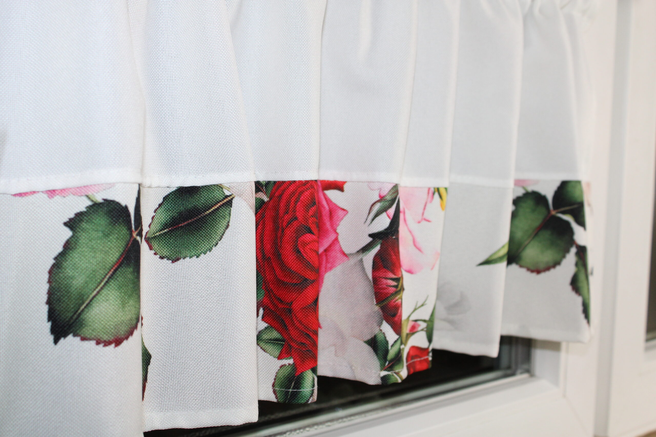 Zazdrostka dekoracyjna biała w piękne kwiaty róże 