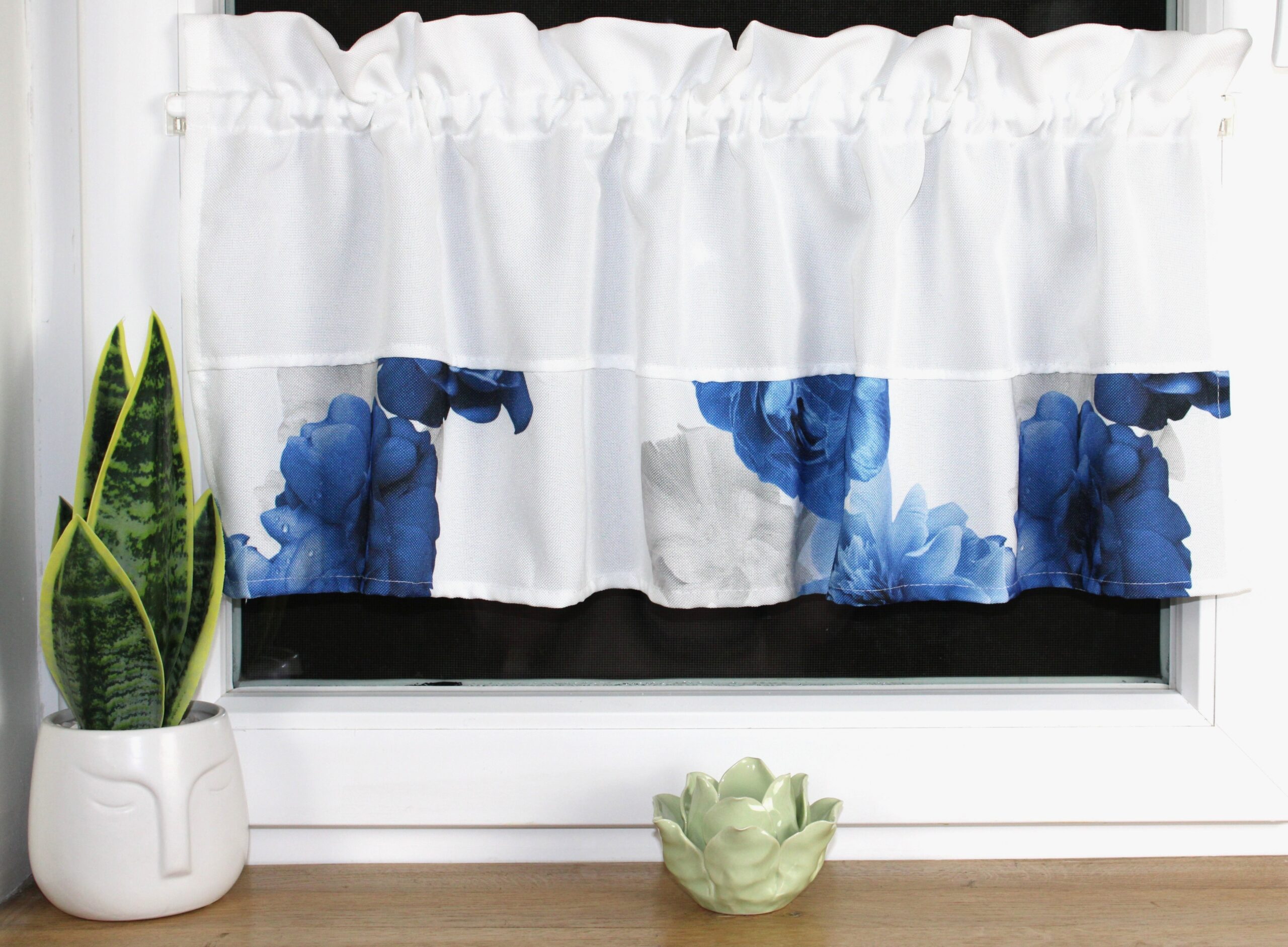 Zazdrostka dekoracyjna biała w niebieskie szare róże