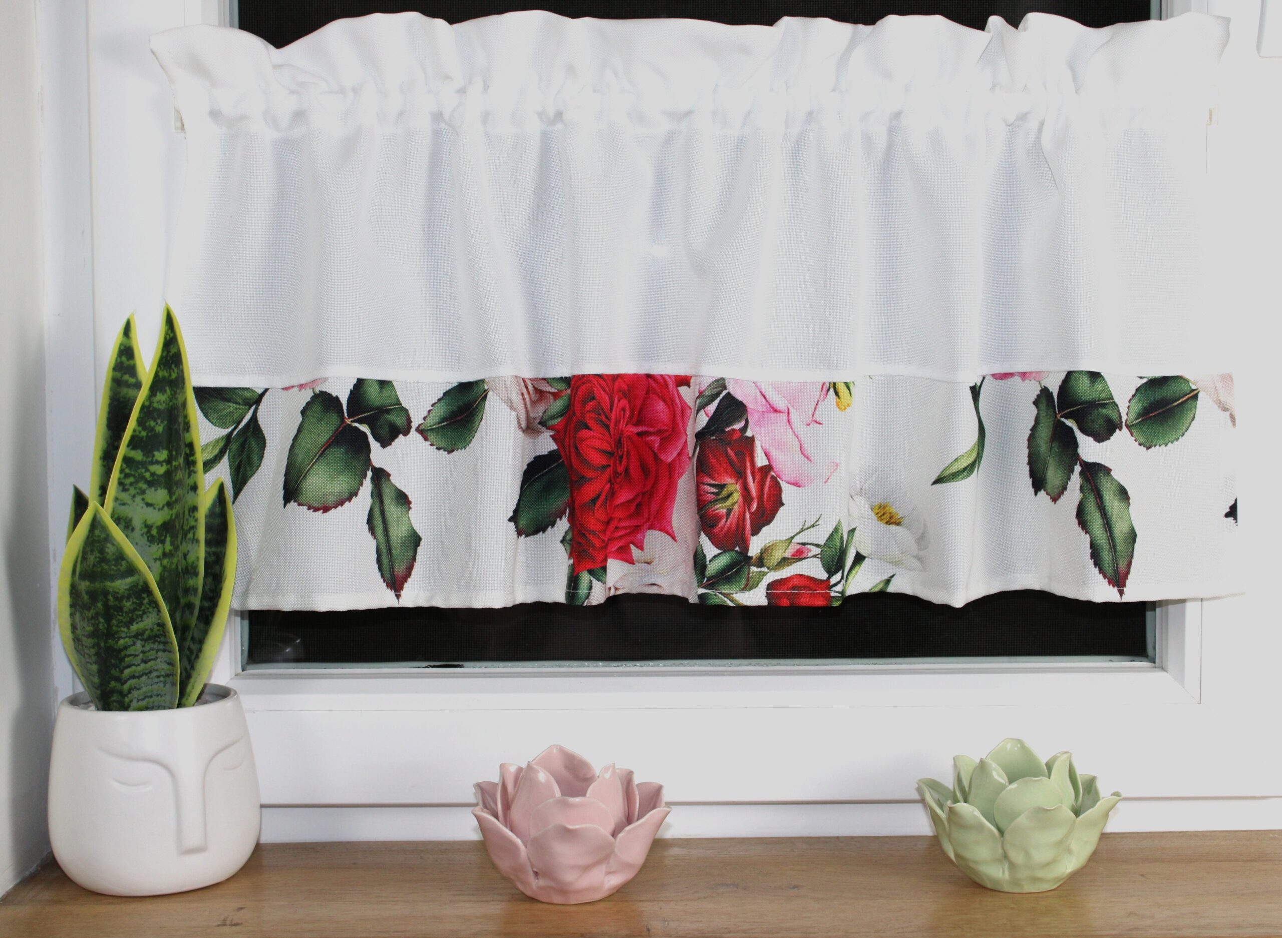 Zazdrostka dekoracyjna biała w piękne kwiaty róże 